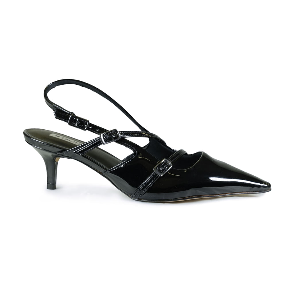 Scarpin verniz preto com tiras finas e fivela, bico fino e salto médio afilado sobre fundo branco